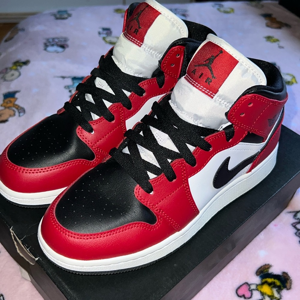 Jordan 1 MID " Chicago Black Toe"